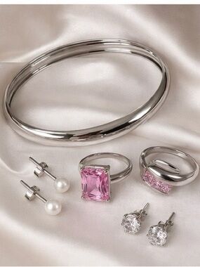 🩶A sleek silver-toned jewelry set designed for effortless, modern styling✨